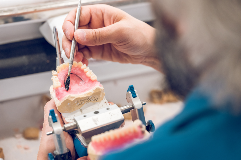 Protez Diş Kullanmaya Başlayanların Dikkat Etmesi Gerekenler